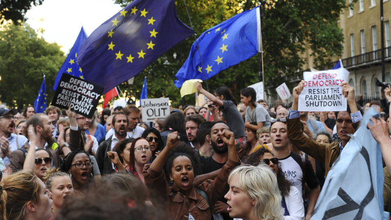 Protest tegen schorsing Brits parlement; petitie ruim miljoen keer ondertekend