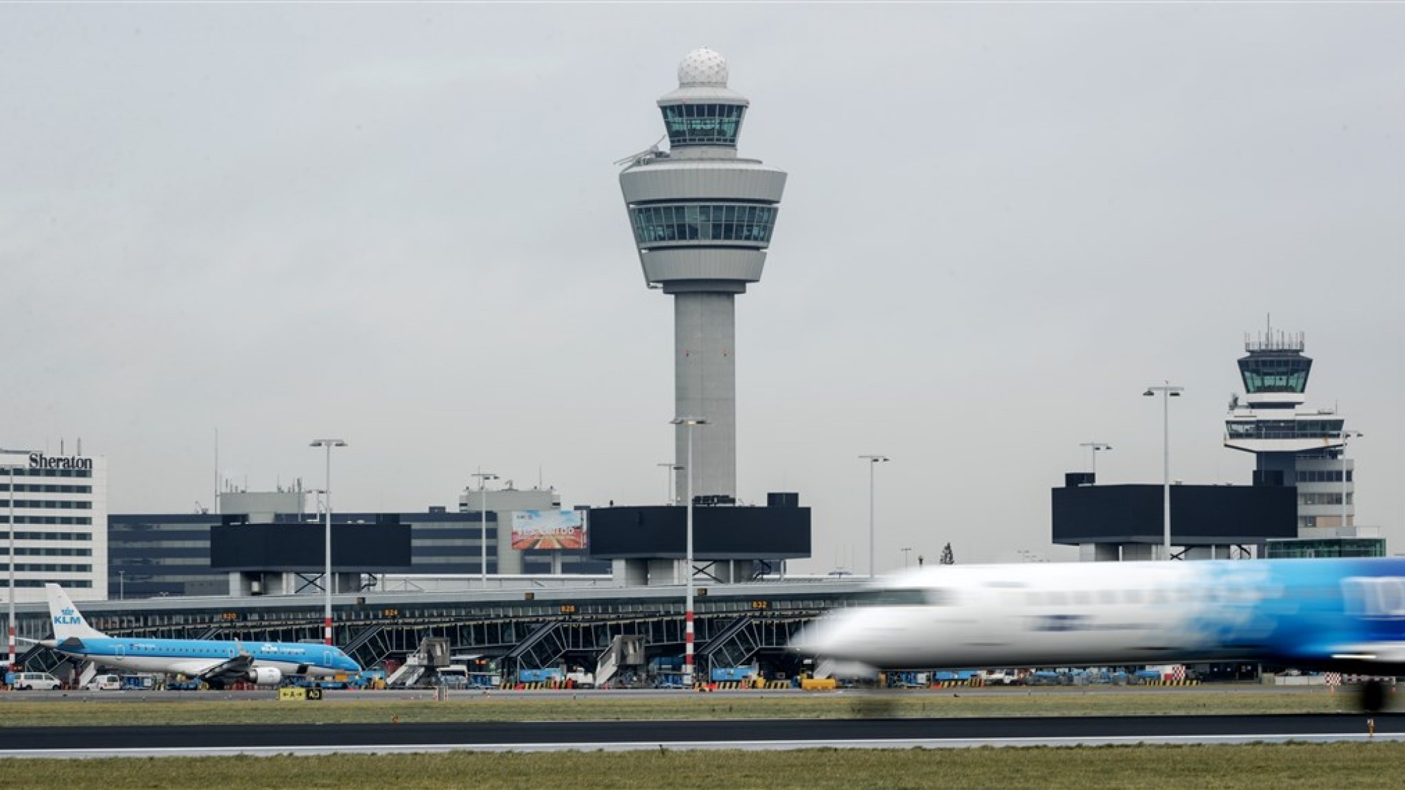 Boeing wilde opstijgen vanaf taxibaan Schiphol: 'Stop onmiddellijk!' | RTL Nieuws