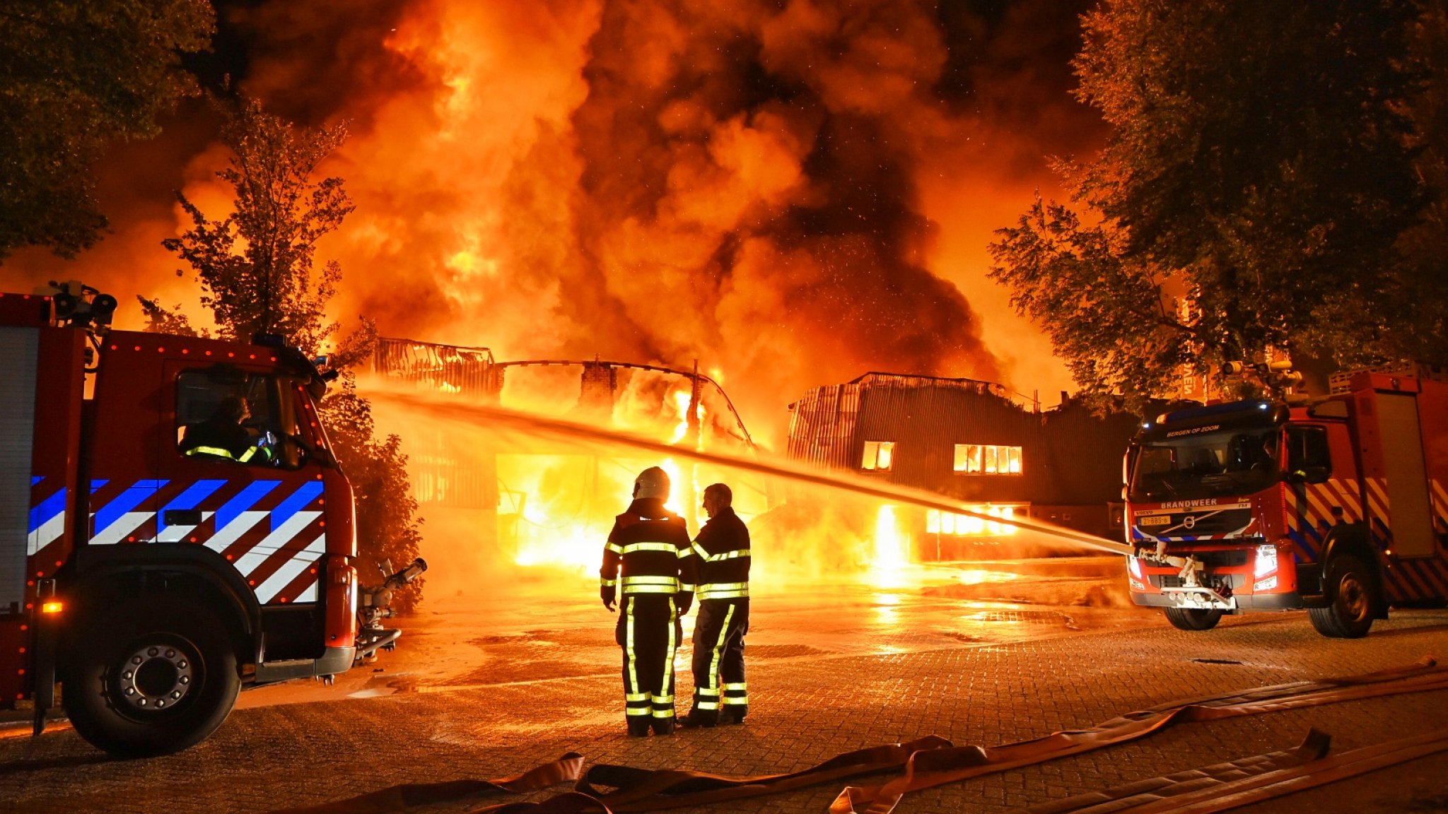 80 brandweermannen bestrijden zeer grote brand in Tilburg | RTL Nieuws