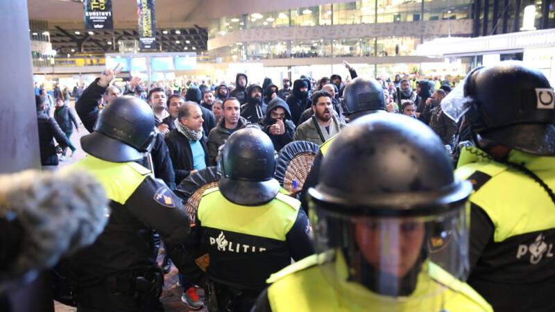 Turkse jongeren verstoren protest Koerden Rotterdam, agenten gewond