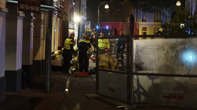 Auto rijdt in op terras in Deventer, vier gewonden naar het ziekenhuis