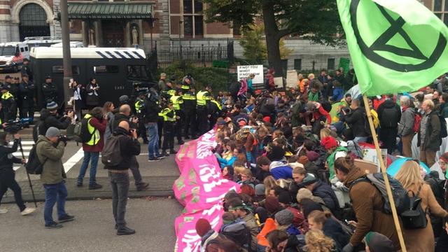 Politie probeert demonstranten weg te halen bij groot klimaatprotest in Amsterdam | NU - Het laatste nieuws het eerst op NU.nl