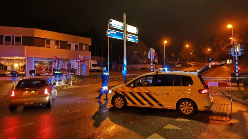 Auto met jerrycans rijdt politiebureau Kerkrade binnen