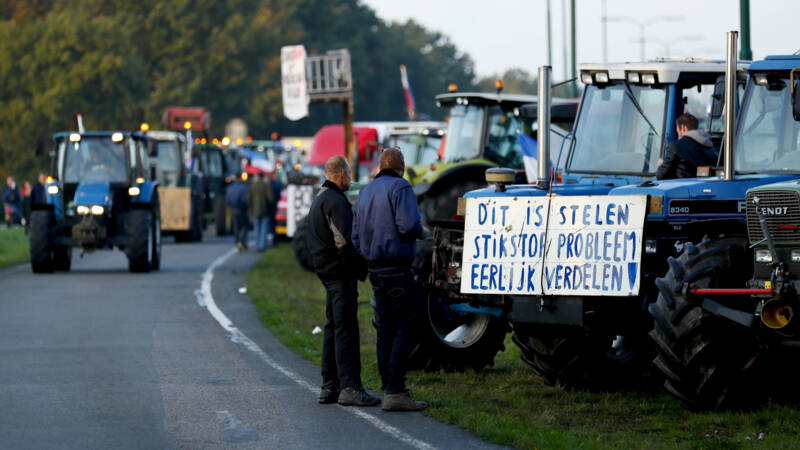 Boeren verzamelen zich en veroorzaken files, legervoertuigen in Den Haag | NOS