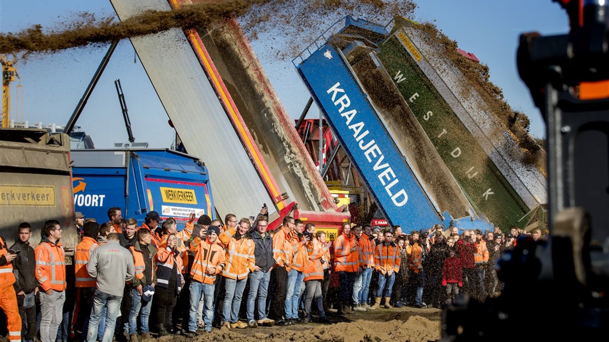 Demonstranten storten enorme lading grond op het Malieveld | RTL Nieuws