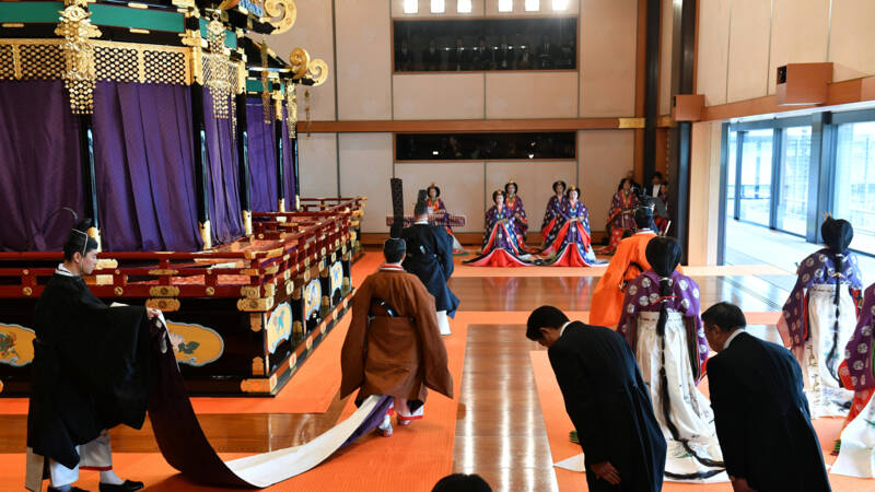 Japanse keizer Naruhito met eeuwenoude ceremonie ingehuldigd