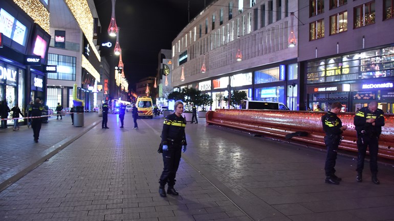 Drie gewonden bij steekpartij in centrum Den Haag, klopjacht op dader - Omroep West