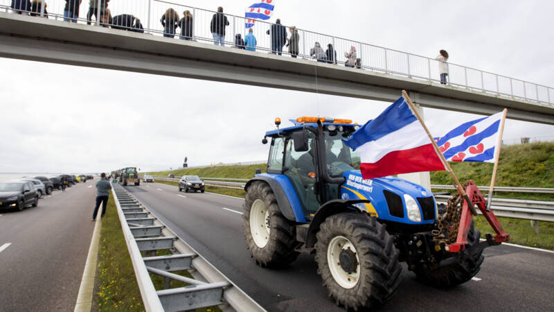 Boeren onderweg voor protest bij provinciehuis Haarlem