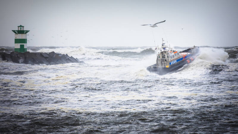 Grootscheepse zoekactie bij Texel na noodsignaal van viskotter uit Urk