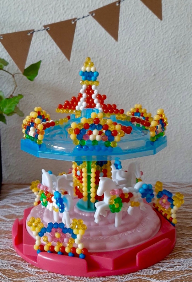 Een draaimolen van Aquabeads » Crea met kids