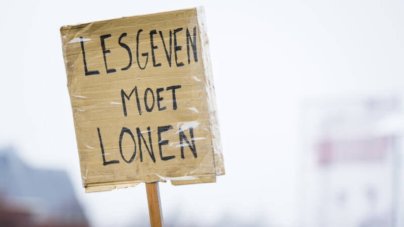 Grootste onderwijsbond maakt draai: woensdag toch staken, voorzitter weg  | NOS