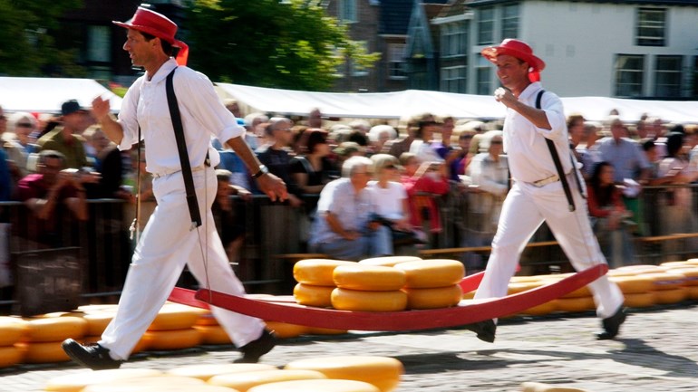 Haagse binnenstad krijgt mini-kaasmarkt als dank voor gastvrijheid ADO - Omroep West