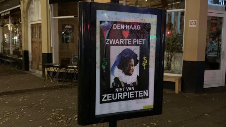 Zwarte Piet-fans hangen honderden posters op in Den Haag - Omroep West