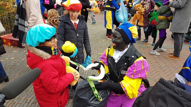 Voorstanders Zwarte Piet delen knuffels uit tijdens intocht: 'Mijn kind is er blij mee' - Omroep West