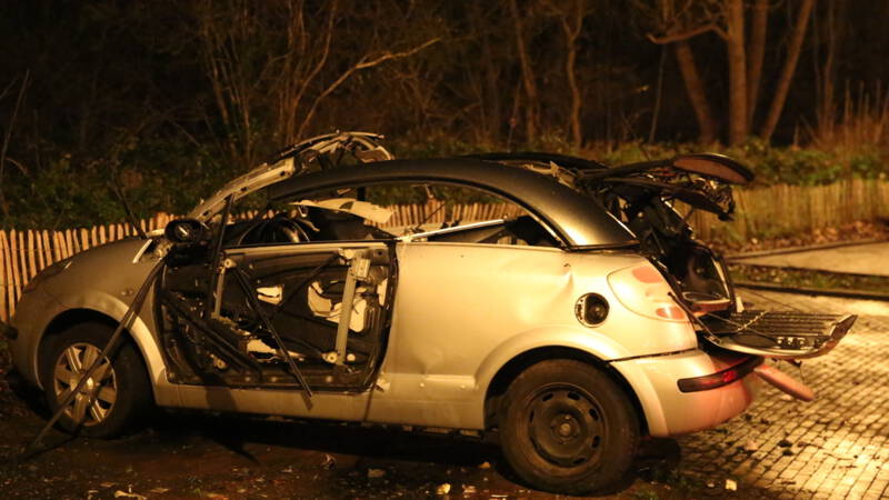 Auto ontploft in Den Haag, mogelijk door een vuurwerkbom