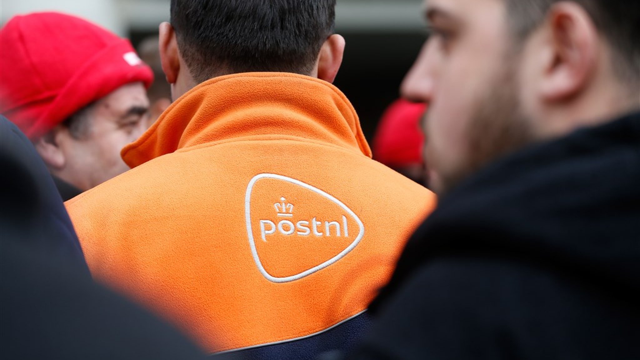 Mannen in PostNL-uniform overvallen man in zijn eigen huis | RTL Nieuws