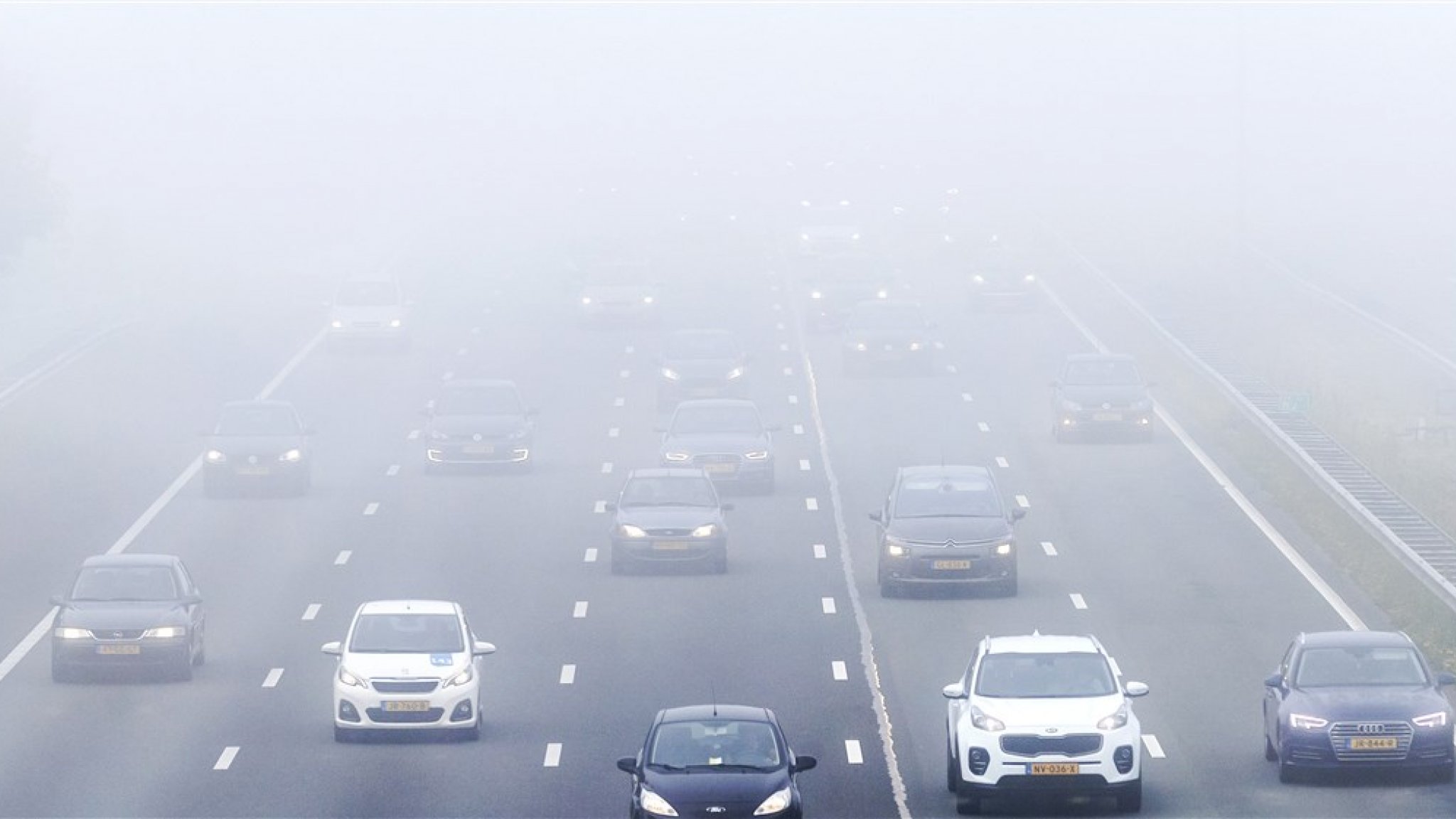 Dichte mist in heel Nederland: geen vliegverkeer in Eindhoven en overal glad | RTL Nieuws