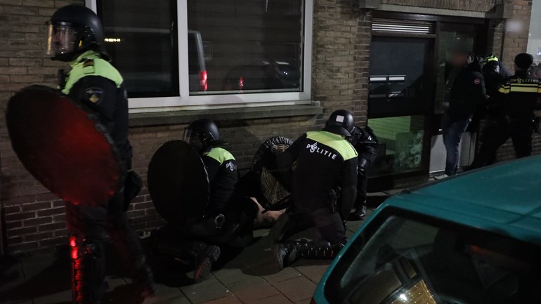 ME ingezet op Scheveningen, twee aanhoudingen - Omroep West