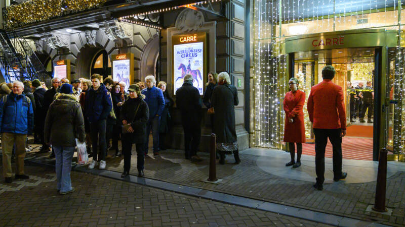 Twee artiesten vallen van tien meter hoogte tijdens act Kerstcircus Carré