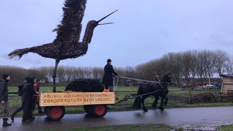 Niet op de tractor maar te voet: boerenactie in Den Haag - Omroep West