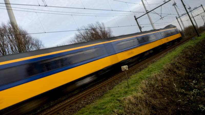 Trein met stenen bekogeld, moeder en kind onder het glas