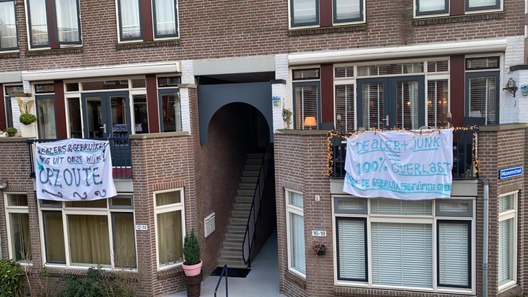 Buurt eist maatregelen tegen junks: 'Poepen, kotsen en urine voor de deur. We zijn het zat!' - Rijnmond