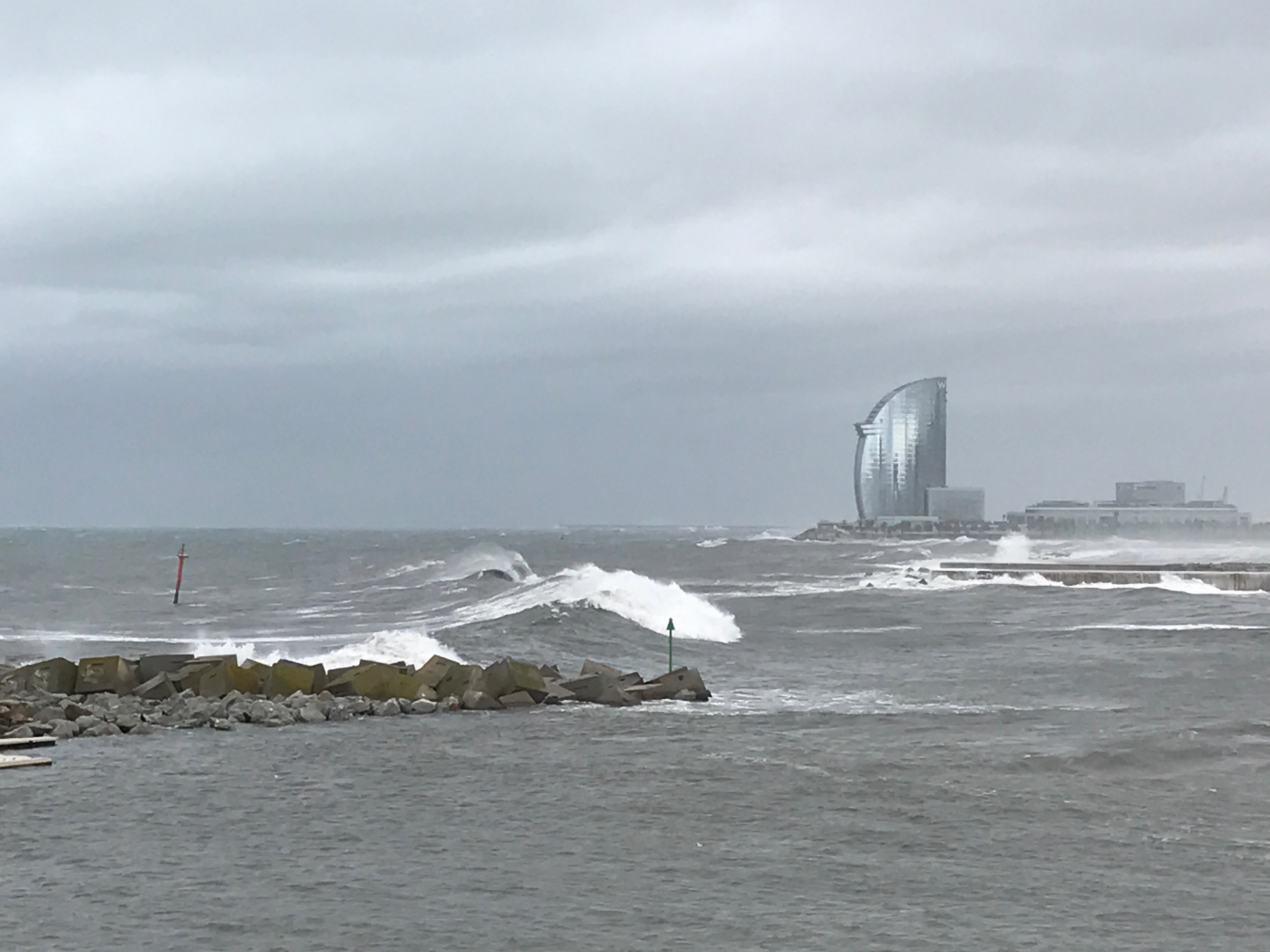 Nederlands gezin wil storm aan Costa van dichtbij zien: alle vijf zee ingesleurd – Wel.nl