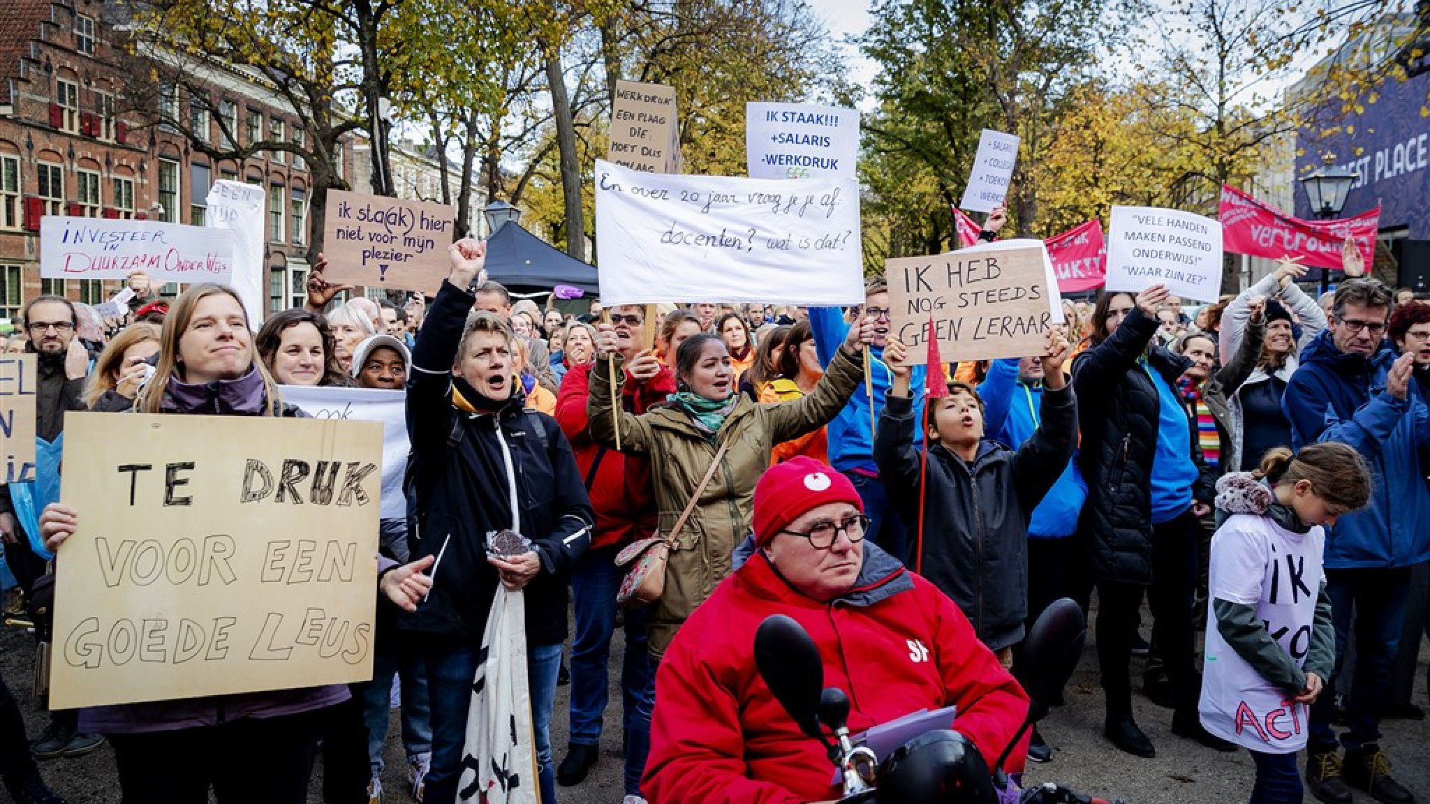 Scholen sluiten deuren: tweedaagse onderwijsstaking van start | RTL Nieuws