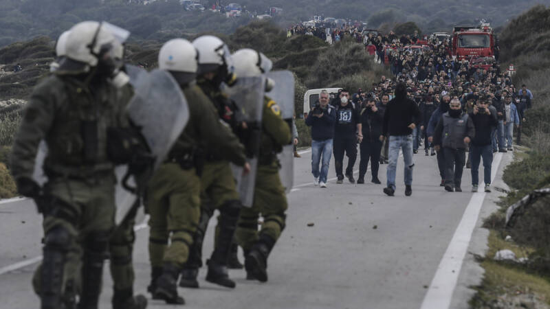 Tientallen gewonden bij gevechten tussen politie en bewoners Lesbos en Chios