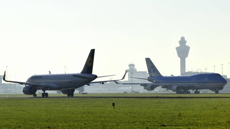 Luchtverkeersleiding liet zestien vliegtuigen landen op gesloten baan Schiphol