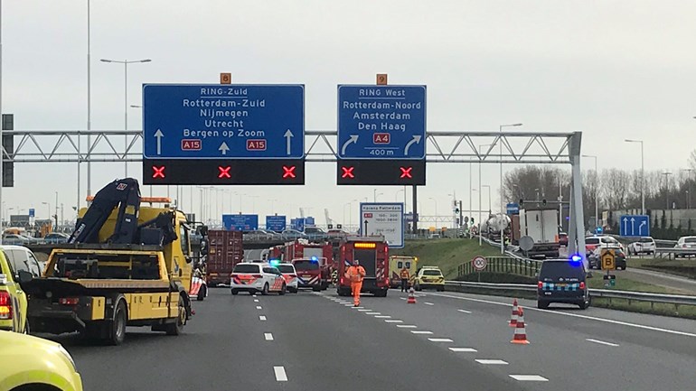 A15 dicht bij Hoogvliet; tien gewonden - Rijnmond