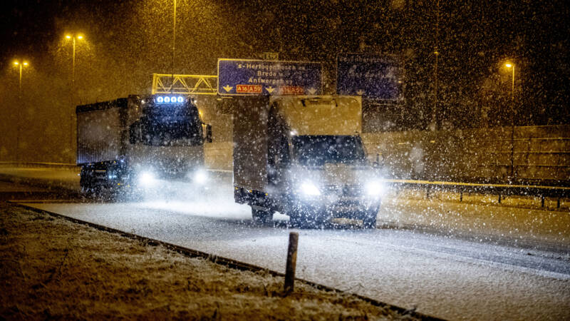 Sneeuw veroorzaakt problemen op de weg