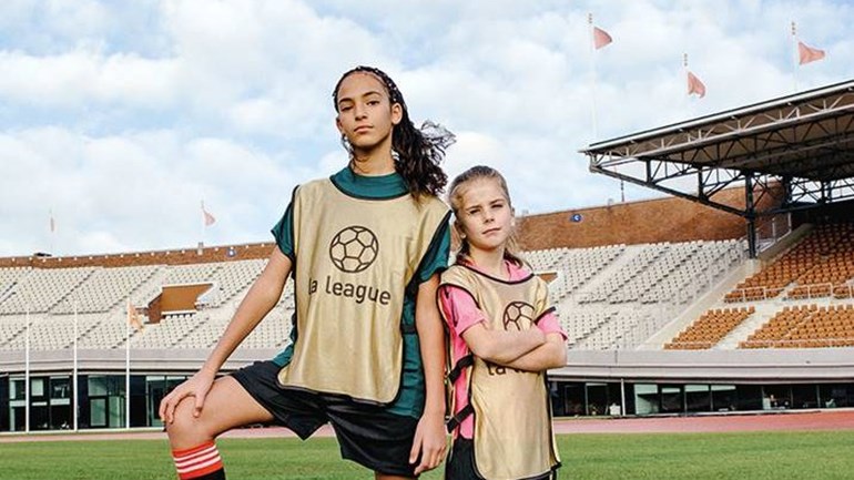 Voetbalsters ADO Den Haag zoeken voetbalmeisjes voor het goede doel - Omroep West