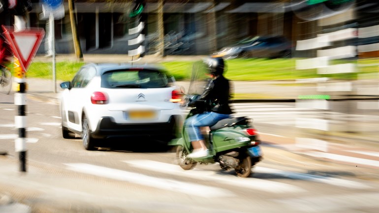 'Als minister niet doorzet, dan voert Den Haag helmplicht voor snorfietsers zelf in' - Omroep West