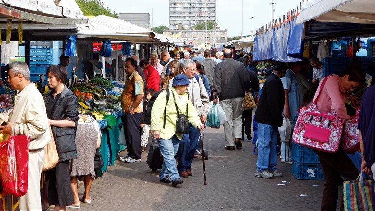 Haagse marktkooplui gaan protesteren voor het stadhuis - Omroep West