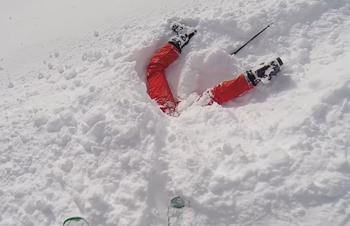 VIDEO. IJZINGWEKKEND! Skiër redt jonge vrouw die bedolven is onder sneeuw | Metro