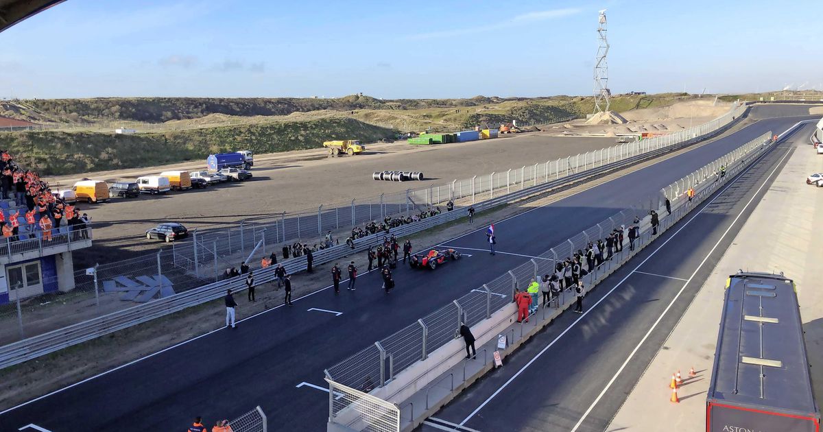 Max Verstappen rijdt als eerste een ronde op het vernieuwde circuit van Zandvoort | Autosport | Telegraaf.nl