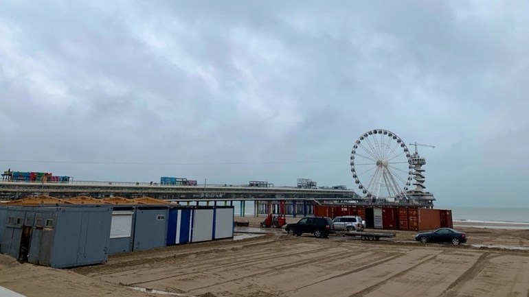 Opbouw strandtenten Scheveningen weer begonnen - Omroep West