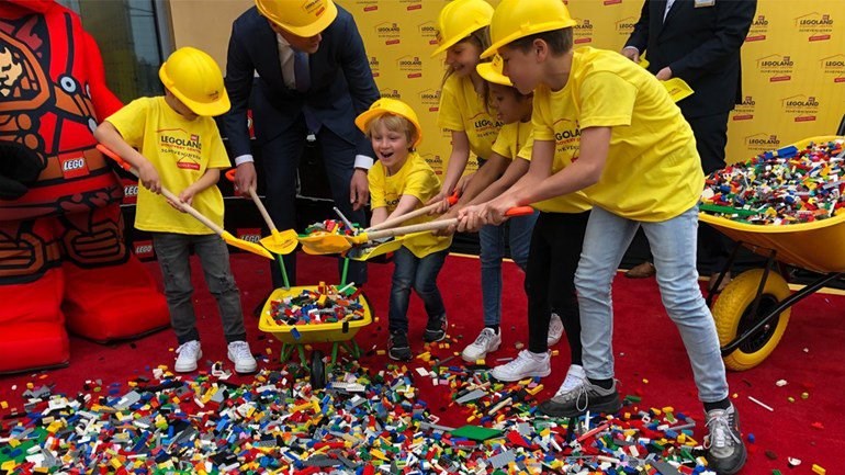 Bouwfout bij Legoland Scheveningen, geen zwaar verkeer meer op deel boulevard - Omroep West