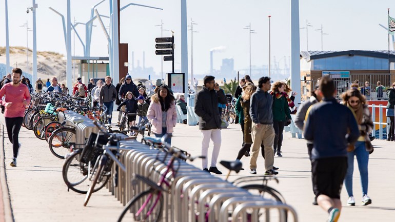 Ook met 1,5 meter ertussen is (bewust) samenkomen verboden: zo werkt de noodverordening - Omroep West