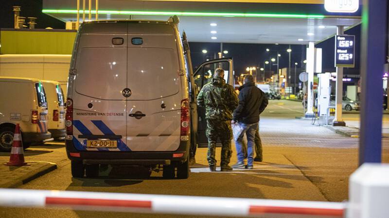 Plofkraak bij Food Center Amsterdam, veel ruiten gesneuveld