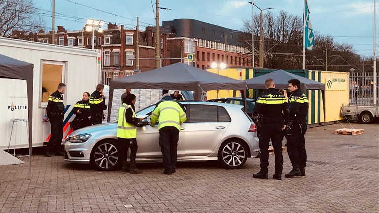 Honderden boetes bij grootschalige handhavingsactie in Haagse wijk Transvaal - Omroep West