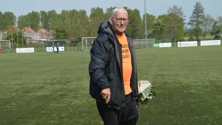 Voetbalclub rouwt om door corona overleden verzorger (79): 'Een schok' - Omroep West