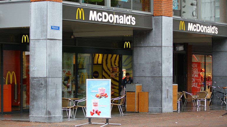 Brandstichters McDonald's krijgen laatste kans zich te melden - Omroep West