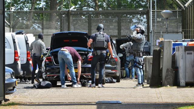 Gevangenbewaarder jeugdinrichting Breda vastgehouden, drie arrestaties