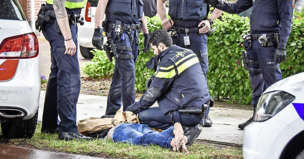 Verwarde man steekt twee mensen neer in Kolham in Groningen | Binnenland | Telegraaf.nl