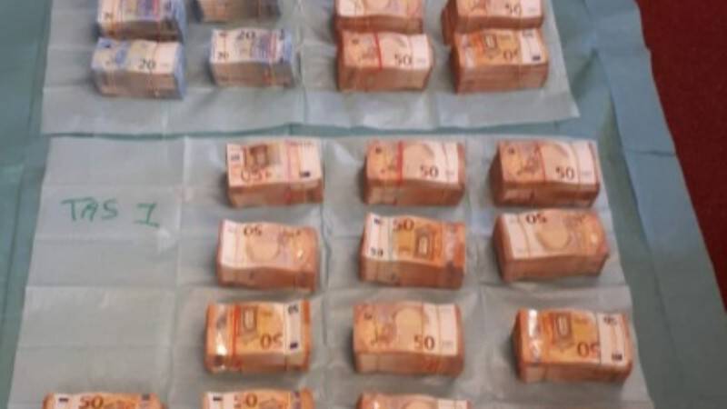 Politie vindt 2,4 miljoen euro aan cash in woning Amsterdam