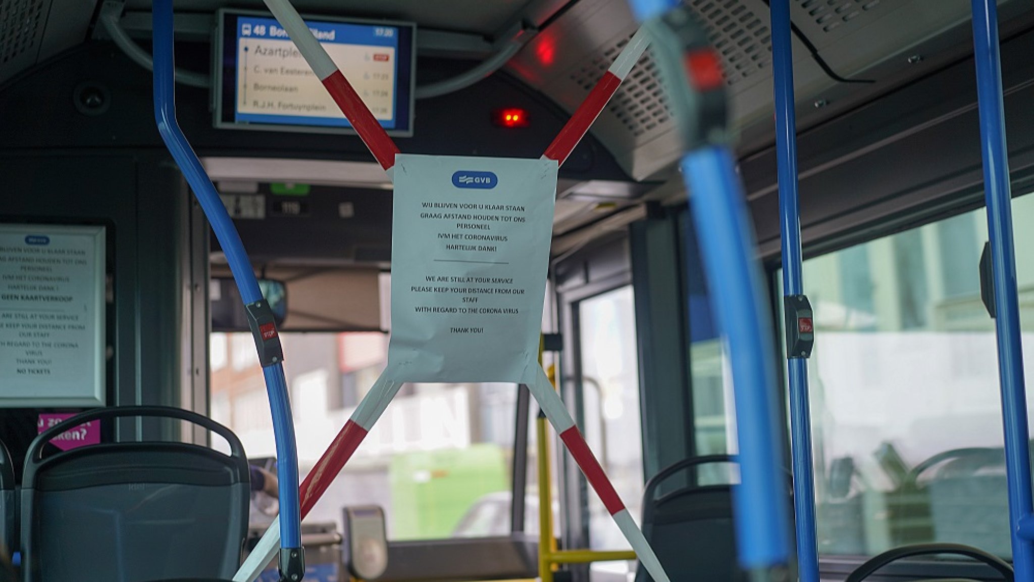 Bussen bekogeld door agressieve passagiers: 'Vandaag was het weer raak' | RTL Nieuws