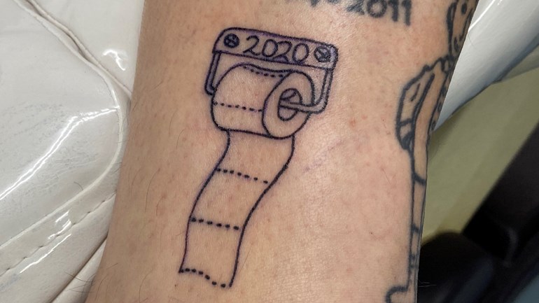 Rotterdammer laat corona-tattoo zetten: 'Dit is een tijd om nooit te vergeten' - Rijnmond