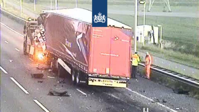 Vrachtwagen botst op pijlwagen, A12 richting Den Haag uren dicht